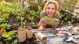 Ne jetez plus ce déchet de salle de bains : 5 usages au jardin pour booster vos semis et protéger vos plantes